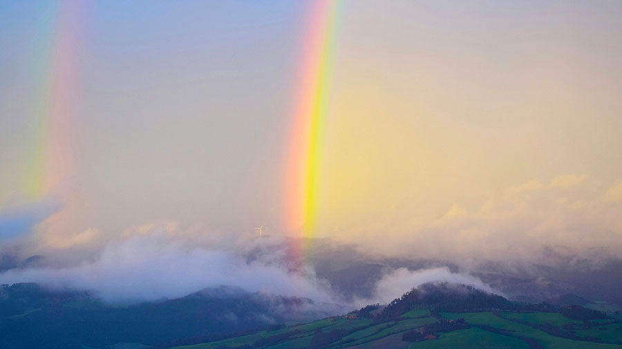 01 06 mdm Le trône et l'arc-en-ciel